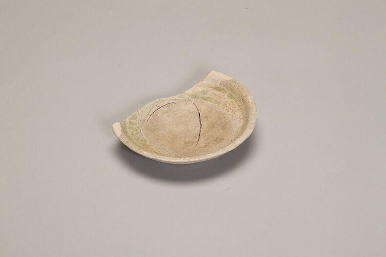 発掘された灰釉陶器（かいゆうとうき）の画像